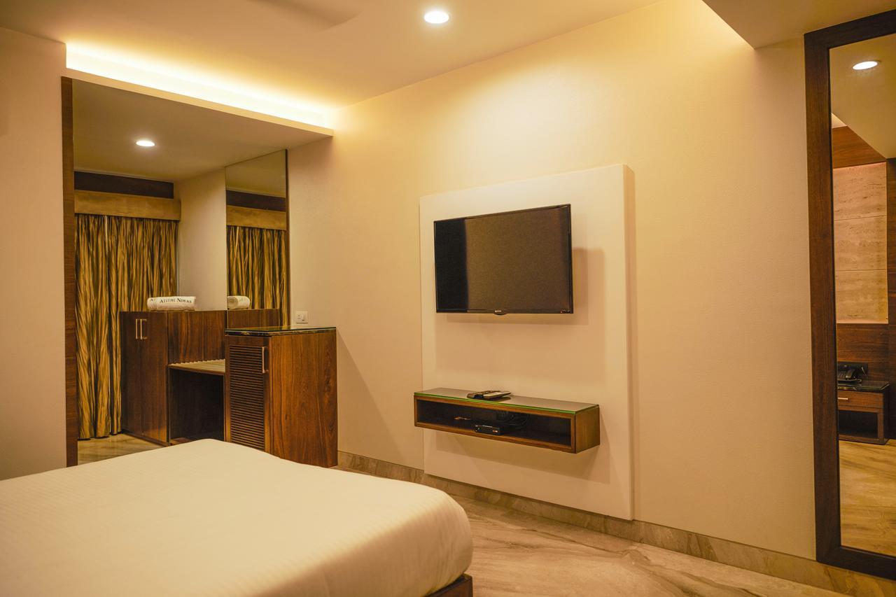 The Atithi Niwas Hotel Indore Buitenkant foto