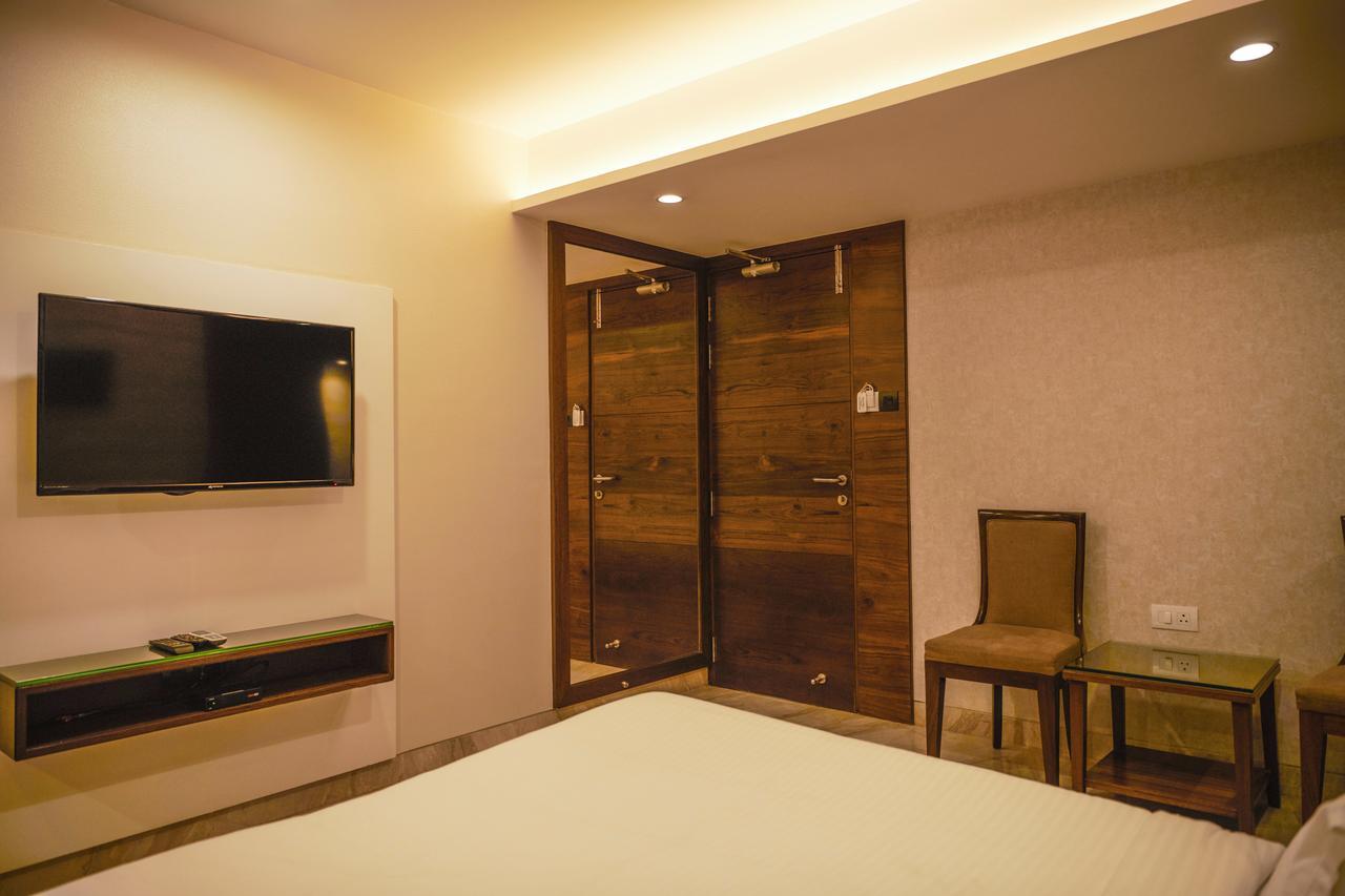 The Atithi Niwas Hotel Indore Buitenkant foto