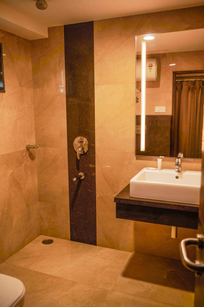 The Atithi Niwas Hotel Indore Buitenkant foto