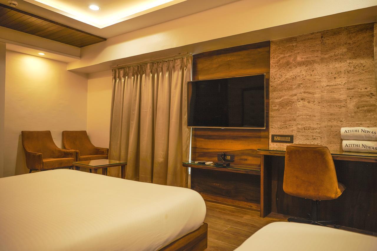 The Atithi Niwas Hotel Indore Buitenkant foto