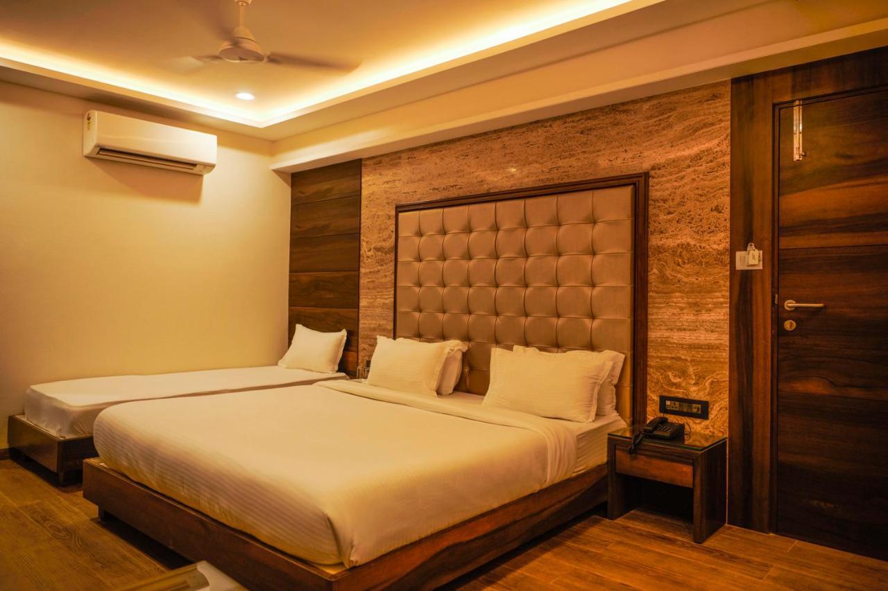 The Atithi Niwas Hotel Indore Buitenkant foto