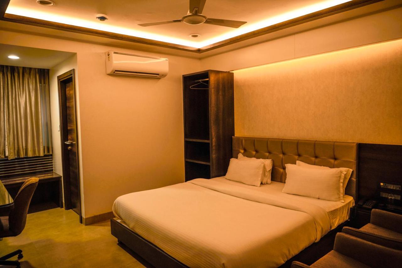The Atithi Niwas Hotel Indore Buitenkant foto