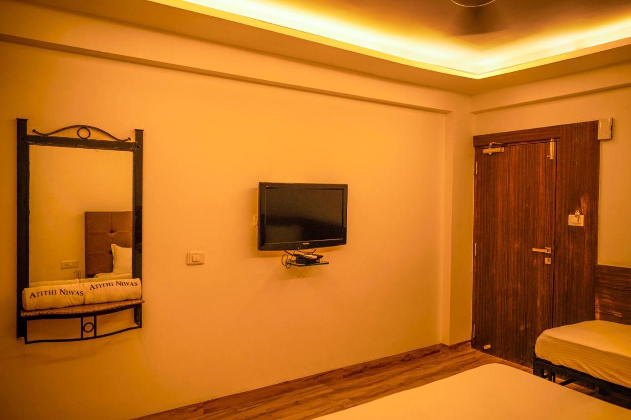The Atithi Niwas Hotel Indore Buitenkant foto