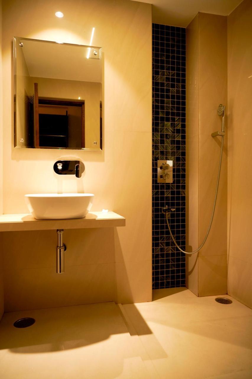 The Atithi Niwas Hotel Indore Buitenkant foto